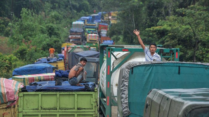 Foto udara antrean kendaraan yang didominasi truk bermuatan batu bara saat terjebak kemacetan di Jalan Lintas Sarolangun-Muara Tembesi, Batanghari, Jambi, Rabu (1/3/2023). Ribuan kendaraan terjebak macet parah hingga 20 jam karena truk bermuatan batu bara masih diizinkan melewati jalan nasional setempat.