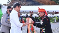 Presiden Joko Widodo (Jokowi) tiba di lokasi peletakan batu pertama (groundbreaking) Pembangkit Listrik Tenaga Air (PLTA) Mentarang Induk PT Kayan Hydropower Nusantara di Kabupaten Malinau, Kalimantan Utara, pada Rabu (1/3/2023). Jokowi langsung disambut dan diberikan rompi adat.  