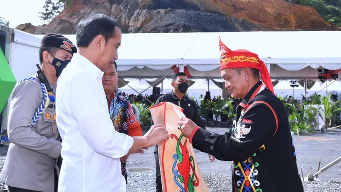 Presiden Joko Widodo melakukan peletakan batu pertama Pembangkit Listrik Tenaga Air (PLTA) Mentarang. Dalam kesempatan itu Jokowi memakai rompi adat, Rabu (1/3/2023).