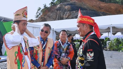 Gaya Jokowi Pakai Rompi Adat Saat Resmikan Groundbreaking PLTA di Kaltara