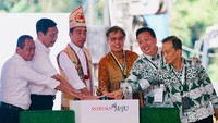 Jokowi juga menyampaikan apresiasinya terhadap tokoh adat dan tokoh agama setempat atas dukungannya terhadap proyek ini. Dia berharap PLTA ini bisa bermanfaat bagi warga sekitar.  