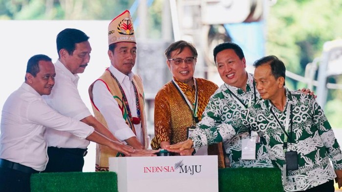 Presiden Joko Widodo melakukan peletakan batu pertama Pembangkit Listrik Tenaga Air (PLTA) Mentarang. Dalam kesempatan itu Jokowi memakai rompi adat, Rabu (1/3/2023).