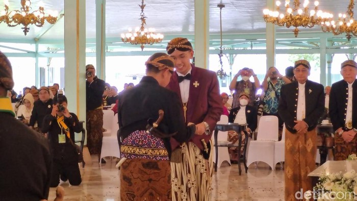 Wali Kota Solo Gibran Rakabuming Raka saat mendapat kekancingan dari Puro Mangkunegaran, Rabu (1/3/2023).