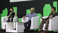 Presiden Unit Bisnis On Demand Services GoTo Catherine Hindra Sutjahyo - Deputi Bidang Koordinasi Ekonomi Digital, Ketenagakerjaan, dan Usaha Mikro, Kecil, dan Menengah Kementerian Koordinator Perekonomian Mohammad Rudy Salahuddin - Ekonom Universitas Indonesia dan Executive Director Next Policy Fithra Faisal Hastiadi saat acara Gojek Outlook 2023 di Kantor Pusat Gojek, Jakarta.