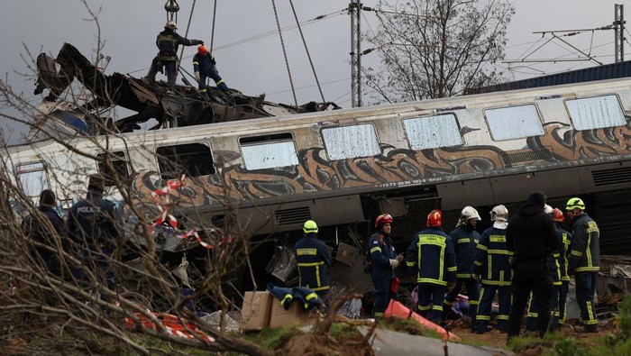 Rescuers carry a body at the site of a crash, where two trains collided, near the city of Larissa, Greece, March 1, 2023. REUTERS/Alexandros Avramidis