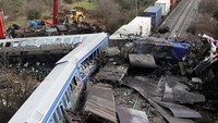 Diberitakan sebelumnya, ereta penumpang yang tengah melaju dari Athena menuju Thessaloniki bertabrakan dengan sebuah kereta kargo yang melaju di luar kota Larissa, Yunani bagian tengah. Kereta kargo itu melaju dari Thessaloniki menuju Larissa. Kedua kereta itu saling bertabrakan di bagian depan atau head-to-head.