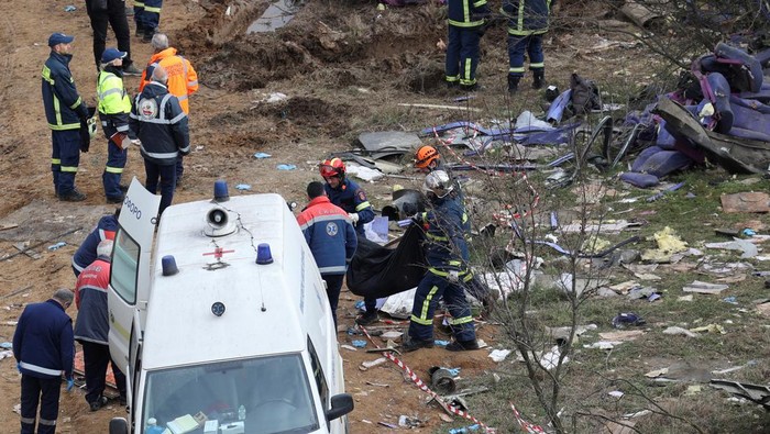 GREECE-TRAINS/CRASH Rescuers carry a body at the site of a crash, where two trains collided, near the city of Larissa, Greece, March 1, 2023. REUTERS/Alexandros Avramidis