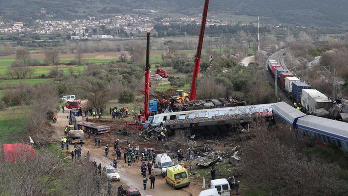 GREECE-TRAINS/CRASH Rescuers carry a body at the site of a crash, where two trains collided, near the city of Larissa, Greece, March 1, 2023. REUTERS/Alexandros Avramidis