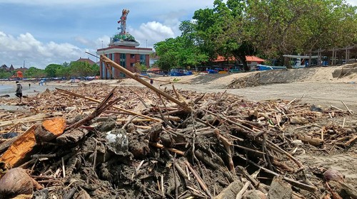 Gunungan sampah kayu di Pantai Kuta pada Februari 2023. (Triwidiyanti/detikBali)