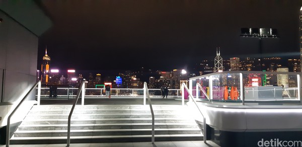 Waktu terbaik untuk menikmati Ocean Terminal Deck adalah malam hari. Bisa dinikmati secara gratis, kamu bisa sekedar duduk-duduk atau foto-foto sepuasnya. (bonauli/detikcom) Waktu terbaik untuk menikmati Ocean Terminal Deck adalah malam hari. Bisa dinikmati secara gratis, kamu bisa sekedar duduk-duduk atau foto-foto sepuasnya. (bonauli/detikcom)