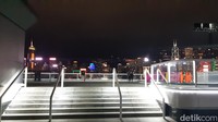 Waktu terbaik untuk menikmati Ocean Terminal Deck adalah malam hari. Bisa dinikmati secara gratis, kamu bisa sekedar duduk-duduk atau foto-foto sepuasnya. (bonauli/detikcom)