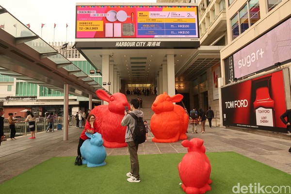 Harbour City adalah pusat belanja terbesar Hong Kong. Terletak di Tsim Tsa Tsui, Harbour City dekat dengan pelabuhan dan transportasi MTR. Â (bonauli/detikcom) Harbour City adalah pusat belanja terbesar Hong Kong. Terletak di Tsim Tsa Tsui, Harbour City dekat dengan pelabuhan dan transportasi MTR. Â (bonauli/detikcom)