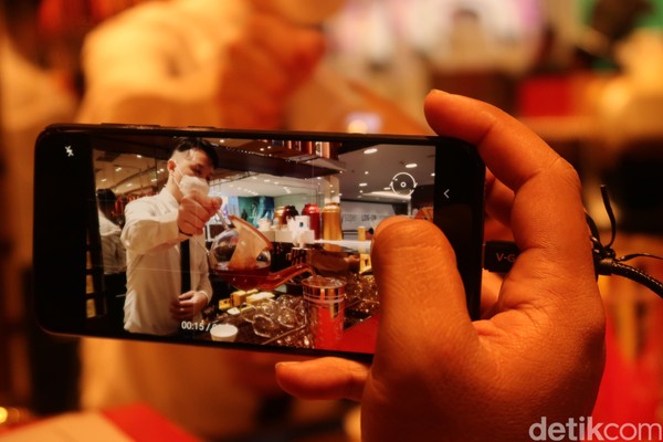 Salah satu gerai yang tim datangi adalah Tea TWG, bertepatan dengan pembukaan konsep takeaway yang baru diliris di sana. (bonauli/detikcom) Salah satu gerai yang tim datangi adalah Tea TWG, bertepatan dengan pembukaan konsep takeaway yang baru diliris di sana. (bonauli/detikcom)