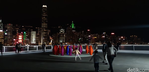 Kerlap-kerlip lampu kota membuat suasana semakin romantis dan tentu saja cantik untuk foto-foto. (bonauli/detikcom) Kerlap-kerlip lampu kota membuat suasana semakin romantis dan tentu saja cantik untuk foto-foto. (bonauli/detikcom)