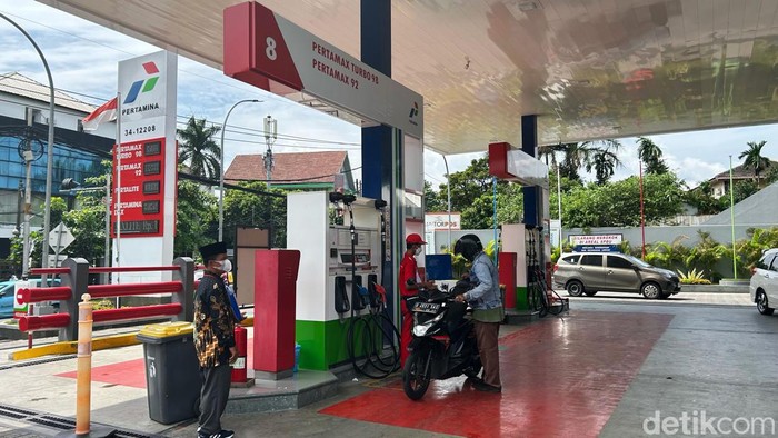 Sejumlah pengendara mengantre untuk mengisi Bahan Bakar di Salah satu SPBU Pertamina di kawasan Jakarta, Rabu (1/3/2023). Harga BBM Pertamax di Jakarta, Bogor, Depok, Tangerang dan Bekasi (Jabodetabek) naik mulai 1 Maret 2023 menjadi Rp 13.300/liter. Harga itu naik Rp 500/liter dari harga sebelumnya Rp 12.800/liter.