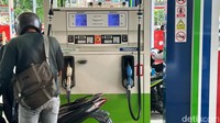 Pengendara sepeda motor sedang mengisi BBM saat harga Pertamax mengalami kenaikan.