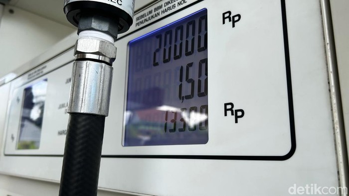 Sejumlah pengendara mengantre untuk mengisi Bahan Bakar di Salah satu SPBU Pertamina di kawasan Jakarta, Rabu (1/3/2023). Harga BBM Pertamax di Jakarta, Bogor, Depok, Tangerang dan Bekasi (Jabodetabek) naik mulai 1 Maret 2023 menjadi Rp 13.300/liter. Harga itu naik Rp 500/liter dari harga sebelumnya Rp 12.800/liter.