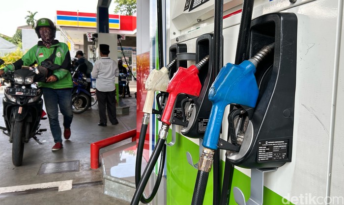 Sejumlah pengendara mengantre untuk mengisi Bahan Bakar di Salah satu SPBU Pertamina di kawasan Jakarta, Rabu (1/3/2023). Harga BBM Pertamax di Jakarta, Bogor, Depok, Tangerang dan Bekasi (Jabodetabek) naik mulai 1 Maret 2023 menjadi Rp 13.300/liter. Harga itu naik Rp 500/liter dari harga sebelumnya Rp 12.800/liter.