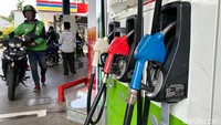 Harga Pertamax Turbo juga naik Rp 250/liter di DKI Jakarta, Banten, Jawa Barat, Jawa Tengah, Yogyakarta, Jawa Timur. Pertamax Turbo dijual menjadi Rp 15.100/liter dari sebelumnya Rp 14.850/liter.