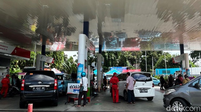 Sejumlah pengendara mengantre untuk mengisi Bahan Bakar di Salah satu SPBU Pertamina di kawasan Jakarta, Rabu (1/3/2023). Harga BBM Pertamax di Jakarta, Bogor, Depok, Tangerang dan Bekasi (Jabodetabek) naik mulai 1 Maret 2023 menjadi Rp 13.300/liter. Harga itu naik Rp 500/liter dari harga sebelumnya Rp 12.800/liter.