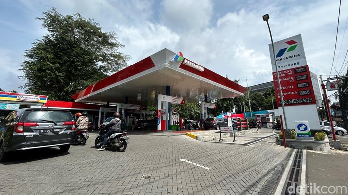 Harga Pertamax di Jabodetabek Naik Mulai Hari Ini Sejumlah pengendara mengantre untuk mengisi Bahan Bakar di Salah satu SPBU Pertamina di kawasan Jakarta, Rabu (1/3/2023). Harga BBM Pertamax di Jakarta, Bogor, Depok, Tangerang dan Bekasi (Jabodetabek) naik mulai 1 Maret 2023 menjadi Rp 13.300/liter. Harga itu naik Rp 500/liter dari harga sebelumnya Rp 12.800/liter.
