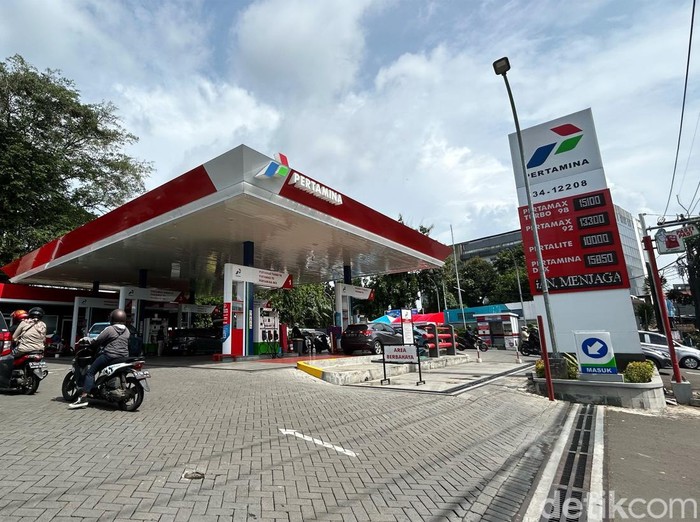 Sejumlah pengendara mengantre untuk mengisi Bahan Bakar di Salah satu SPBU Pertamina di kawasan Jakarta, Rabu (1/3/2023). Harga BBM Pertamax di Jakarta, Bogor, Depok, Tangerang dan Bekasi (Jabodetabek) naik mulai 1 Maret 2023 menjadi Rp 13.300/liter. Harga itu naik Rp 500/liter dari harga sebelumnya Rp 12.800/liter.