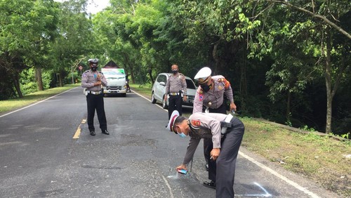Satlantas Polres Jembrana memetakan jalan lubang di jalur Denpasar-Gilimanuk wilayah Jembrana, Rabu (1/3/2023).