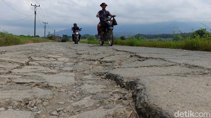 Jalan rusak di Brebes. Foto didunggah pada Rabu (1/3/2022).