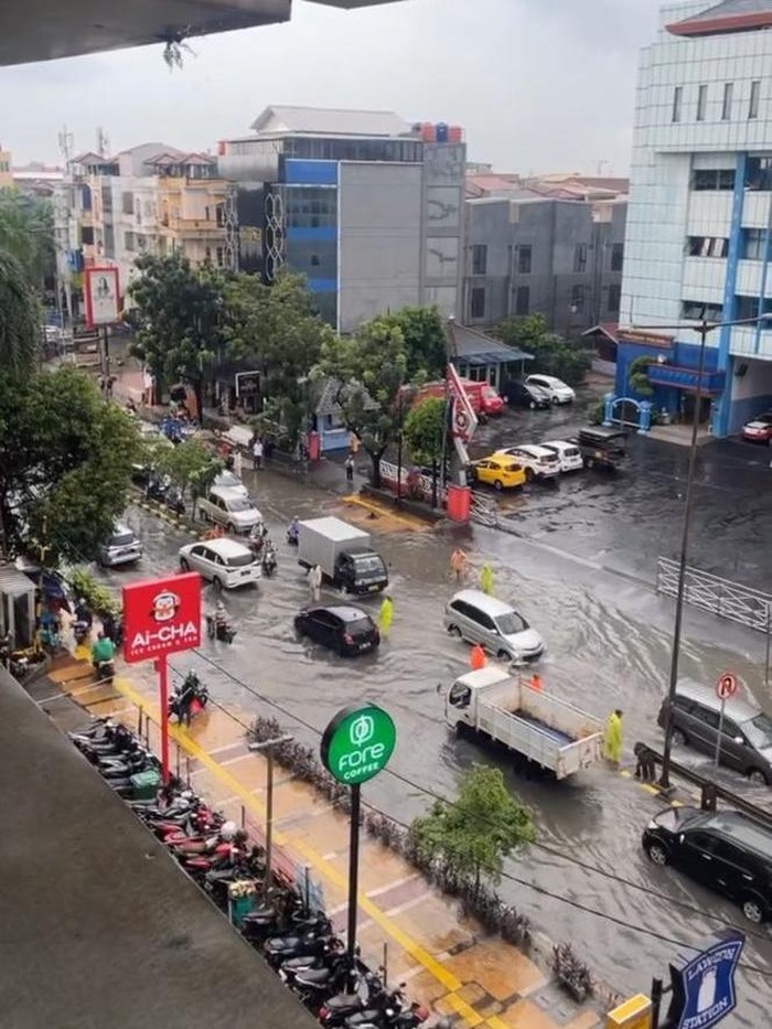 Jalan Tanjung Duren Raya, tergenang air (dok Instagram Ferdi)