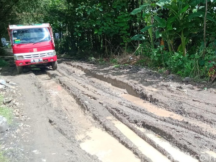 Jalan tembus antarkecamatan, Pedan-Karangdowo, Kabupaten Klaten, Jateng, rusak parah, Rabu (1/3/2023).