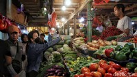 Sejumlah pedagang dan pembeli beraktivitas di kawasan Pasar Senen, Jakarta Pusat, Rabu (1/3/2023).