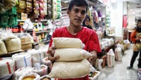Seperti harga gula pasir masih berkisar Rp 14.000 - Rp 15.000 per kilogram.