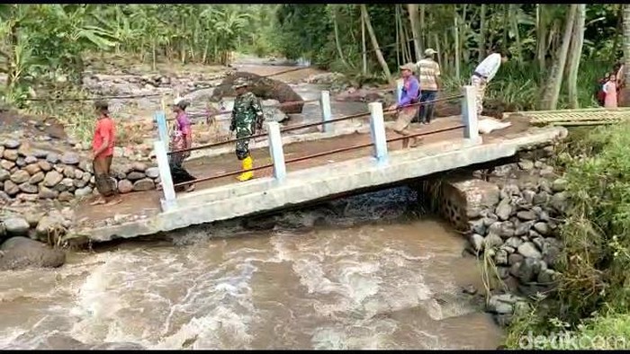 Jembatan di Probolinggo putus setelah diterjang banjir