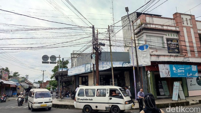 Kabel jaringan internet di Ciamis merusak keindahan kota.