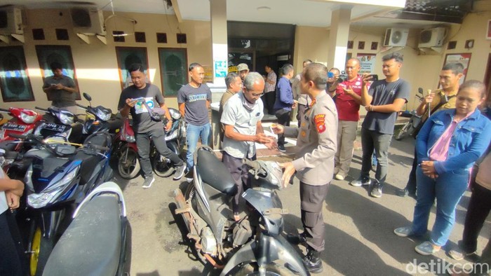 Kapolres Ciamis menyerahkan sepeda motor hasil curian kepada warga pemilik motor tersebut.