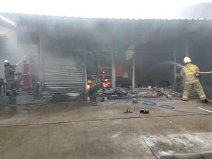 Tempat Penyimpanan Sparepart Motor di Duren Sawit Terbakar