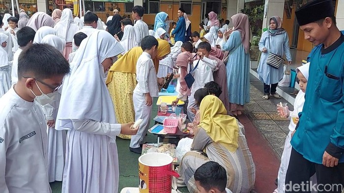 Kegiatan Market Day di SD Baiturrahman, Kota Tasikmalaya, Rabu (1/3/2023).