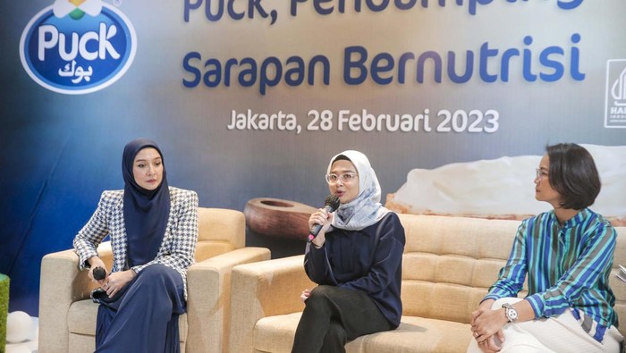 Intan Erlita M.Psi, Psikolog; Laurent Ponty, Managing Director Arla Foods Indonesia; Desi Hendra Diani, Brand Manager Puck dan dr. Juwalita Surapsari M.Gizi, Sp. GK, Dokter Spesialis Gizi Klinik saat acara peluncuran Puck Keju Oles, pendamping sarapan bernutrisi (28/2/2023).