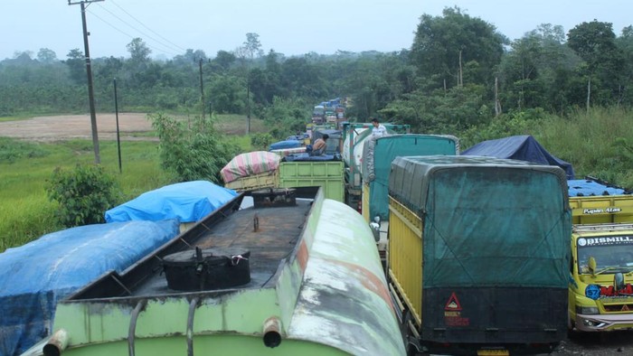 Kemacetan di Jalan Lintas Sarolangun-Batanghari (Foto: Istimewa)