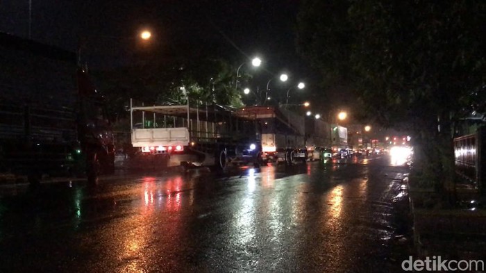 Kemacetan di Jalur Pantura Rembang-Pati, Rabu (1/3/2023) malam.