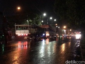Jalur Pantura Rembang-Pati Masih Macet Malam Ini, Antrean Kendaraan Mengular