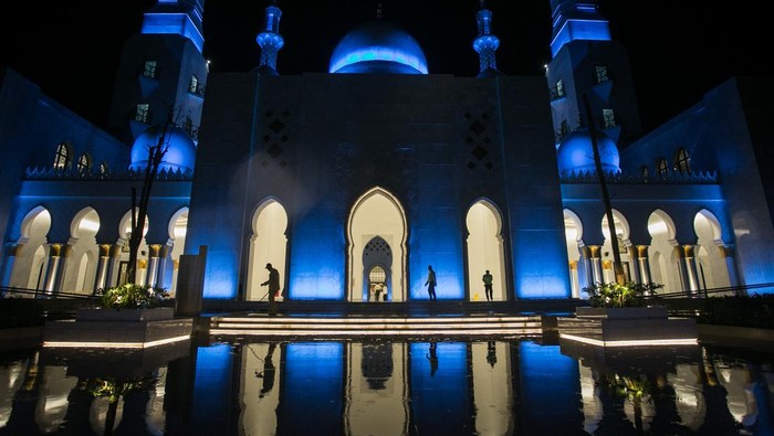 Petugas kebersihan membersihkan lantai komplek Masjid Raya Syeikh Zayed, Solo, Jawa Tengah, Selasa (28/2/2023). Masjid Raya hadiah dari Presiden Uni Emirat Arab (UEA) Mohammed bin Zayed (MBZ) kepada Presiden Joko Widodo tersebut sudah dibuka untuk umum. ANTARA FOTO/Mohammad Ayudha/rwa.