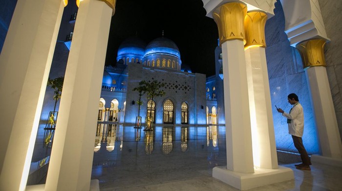 Petugas kebersihan membersihkan lantai komplek Masjid Raya Syeikh Zayed, Solo, Jawa Tengah, Selasa (28/2/2023). Masjid Raya hadiah dari Presiden Uni Emirat Arab (UEA) Mohammed bin Zayed (MBZ) kepada Presiden Joko Widodo tersebut sudah dibuka untuk umum. ANTARA FOTO/Mohammad Ayudha/rwa.