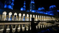 Petugas membersihkan lantai komplek Masjid Raya Syeikh Zayed, Solo, Jawa Tengah, Selasa (28/2/2023).   