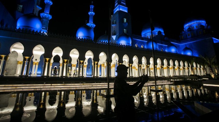 Kemegahan Masjid Raya Syeikh Zayed Solo yang Sudah Dibuka Petugas kebersihan membersihkan lantai komplek Masjid Raya Syeikh Zayed, Solo, Jawa Tengah, Selasa (28/2/2023). Masjid Raya hadiah dari Presiden Uni Emirat Arab (UEA) Mohammed bin Zayed (MBZ) kepada Presiden Joko Widodo tersebut sudah dibuka untuk umum. ANTARA FOTO/Mohammad Ayudha/rwa.