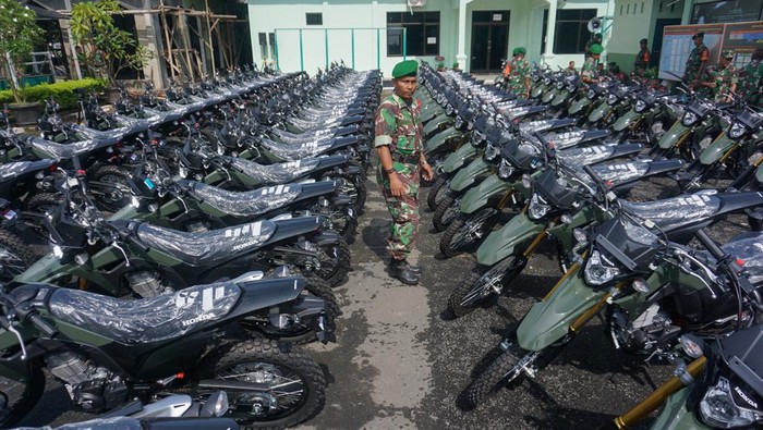 Kemenhan Beri Bantuan Sepeda Motor Trail Untuk Babinsa Pekalongan Anggota Babinsa Kodim 0710/Pekalongan berdiri di samping sepeda motor dinas operasional TNI di Makodim 0710 Pekalongan, Jawa Tengah, Rabu (1/3/2023). Kementerian Pertahanan menyerahkan bantuan sepeda motor dinas operasional jenis trail sebanyak 112 unit kepada Babinsa di wilayah Kodim 0710 Pekalongan untuk memberikan kelancaran anggota TNI dalam melaksanakanan tugas, khususnya di daerah yang bermedan berat dan rawan bencana.