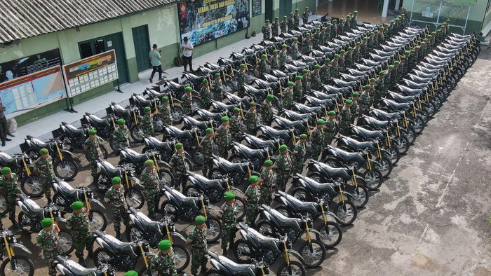 Kemenhan Beri Bantuan Sepeda Motor Trail Untuk Babinsa Pekalongan Anggota Babinsa Kodim 0710/Pekalongan berdiri di samping sepeda motor dinas operasional TNI di Makodim 0710 Pekalongan, Jawa Tengah, Rabu (1/3/2023). Kementerian Pertahanan menyerahkan bantuan sepeda motor dinas operasional jenis trail sebanyak 112 unit kepada Babinsa di wilayah Kodim 0710 Pekalongan untuk memberikan kelancaran anggota TNI dalam melaksanakanan tugas, khususnya di daerah yang bermedan berat dan rawan bencana.