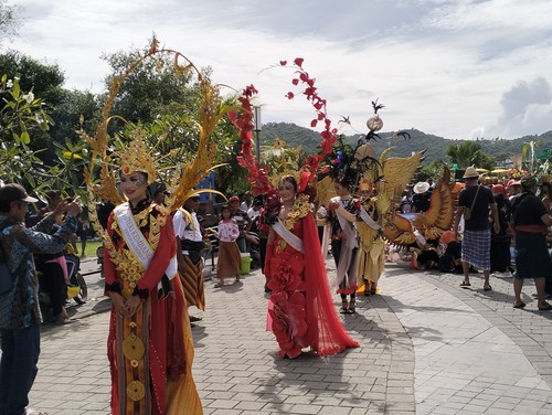 Kemeriahan Karnaval Budaya di depan Pantai Kuta Mandalika, Rabu sore (1/3/2023). Foto: Ahmad Viqi/detikBali.