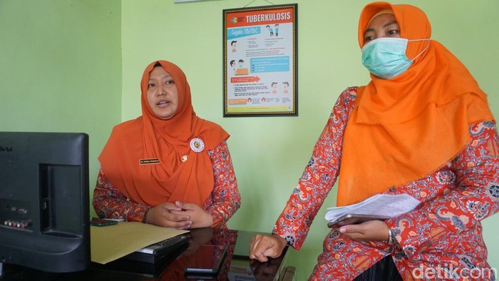 Kepala Puskesmas Manduro dan Laboratorium di puskesmas tersebut