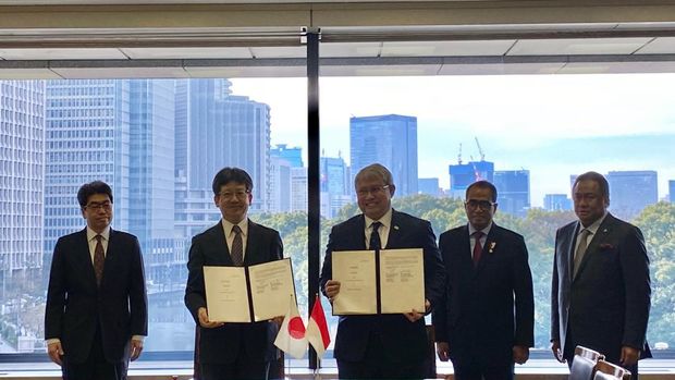 Wakil Ketua DPR-RI Korinbang Rachmat Gobel (kanan), Menteri Perhubungan RI  Budi Karya Sumadi (kedua kanan), Governor Japan Bank for International Corporation (JBIC) Hayashi Nobumitsu (kiri), dan Direktur Utama PT Indonesia International Automotive Proving Ground (IIAPG)  Hiramsyah S. Thaib (tengah) serta  Executive Managing Director JBIC Hashiyama Shigeto (kedua kiri), usai penandatanganan  Loan Agreement  JBIC dan IIAPG untuk proyek pembangunan dan pengembangan fasilitas uji kelayakan kendaraan (proving ground) Departemen Perhubungan di Bekasi Jawa Barat, yang berlangsung di Tokyo,  Jepang, Rabu (1/3). Kehadiran fasilitas proving ground bertaraf internasional yang dibangun dan dikembangkan konsorsium IIAPG merupakan upaya untuk meningkatkan standarisasi kendaraan yang diproduksi dan dipasarkan di Indonesia, baik dari sisi keamanan (safety), kenyamanan dan ramah lingkungan hidup agar Indonesia bisa mewujudkan potensi  menjadi salah satu produsen otomotif terbesar di dunia